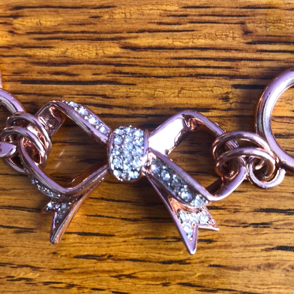 🚫SOLD🚫NWT Juicy Couture Rose Gold Link Bow Bracelet - Picture 2 of 3